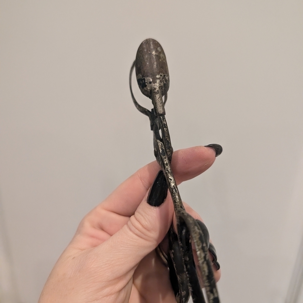 Vintage Metal Scissors - Picture 4 of 7
